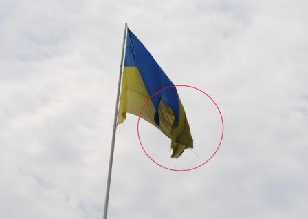 Над Мукачевом майорить порваний український стяг (ФОТО) Над Мукачевом майорить порваний український стяг (ФОТО)