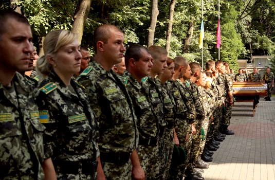 Мукачівські прикордонники попрощались з бойовими товаришами, що загинули під час аварії літака (ФОТО) Мукачівські прикордонники попрощались з бойовими товаришами, що загинули під час аварії літака (ФОТО)