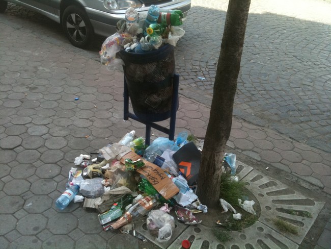 Прибиральникам начхати на сміття в центрі Мукачева (ФОТОФАКТ) Прибиральникам начхати на сміття в центрі Мукачева (ФОТОФАКТ)