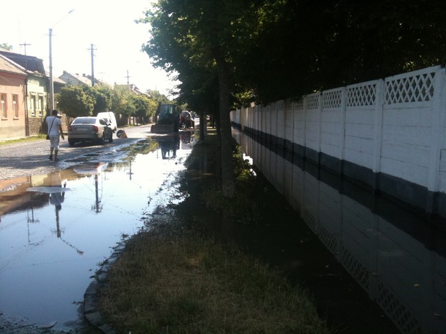 Мукачево плавало: на вулиці Ілони Зріні прорвало трубу (ФОТО) Мукачево плавало: на вулиці Ілони Зріні прорвало трубу (ФОТО)