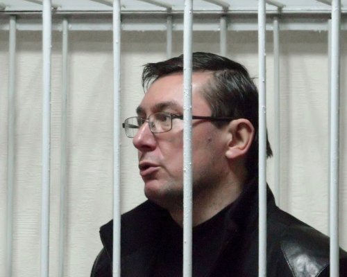 Луценко просить викликати до суду Януковича як потерпілого Луценко просить викликати до суду Януковича як потерпілого