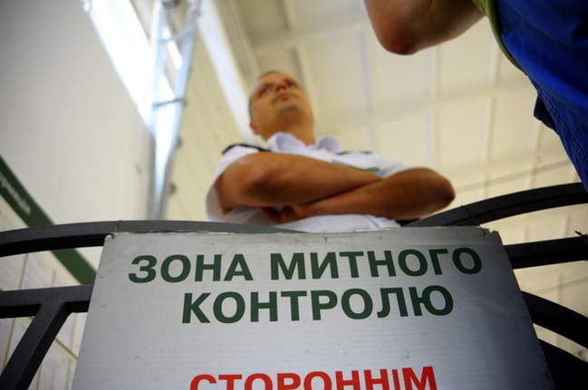 Закарпатські митники затримали товар з заниженою вартістю на суму 1 мільйон 558 тисяч гривень Закарпатські митники затримали товар з заниженою вартістю на суму 1 мільйон 558 тисяч гривень