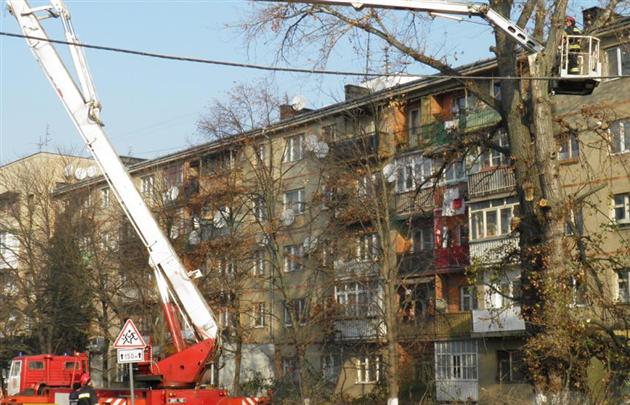 Рятувальники визволяли 2-річну дитину, яка випадково закрилася в квартирі Рятувальники визволяли 2-річну дитину, яка випадково закрилася в квартирі