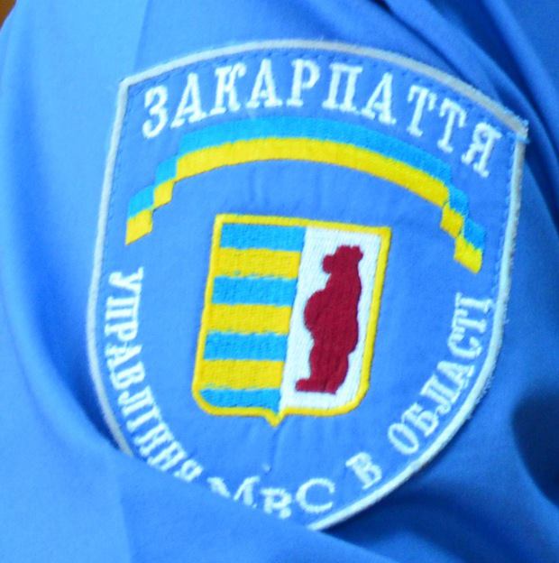 Закарпатські міліціонери носять на уніформі невідому тварину з черевцем (ВІДЕО) Закарпатські міліціонери носять на уніформі невідому тварину з черевцем (ВІДЕО)