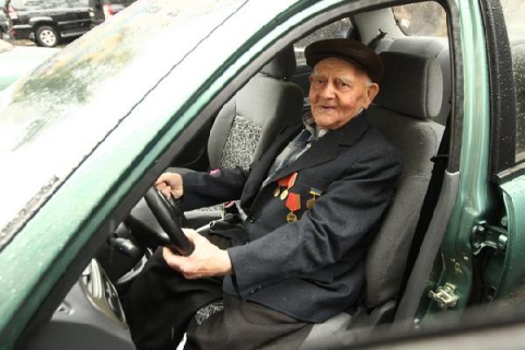 Закарпатським інвалідам війни вручать ключі від новеньких автомобілів Закарпатським інвалідам війни вручать ключі від новеньких автомобілів