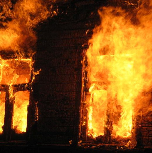 МНСники врятували чоловіка на пожежі МНСники врятували чоловіка на пожежі