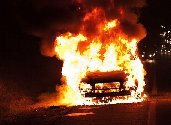 В Мукачеві спалили автомобіль жителя Рівного В Мукачеві спалили автомобіль жителя Рівного
