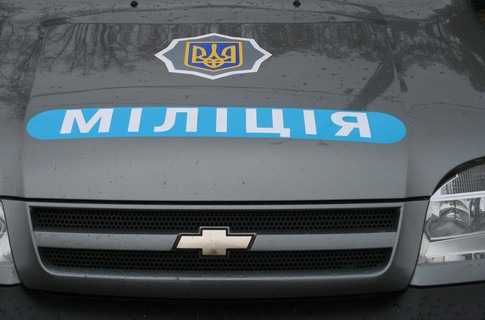 Міліція вламується силою в скандально відому "Корону" Міліція вламується силою в скандально відому "Корону"