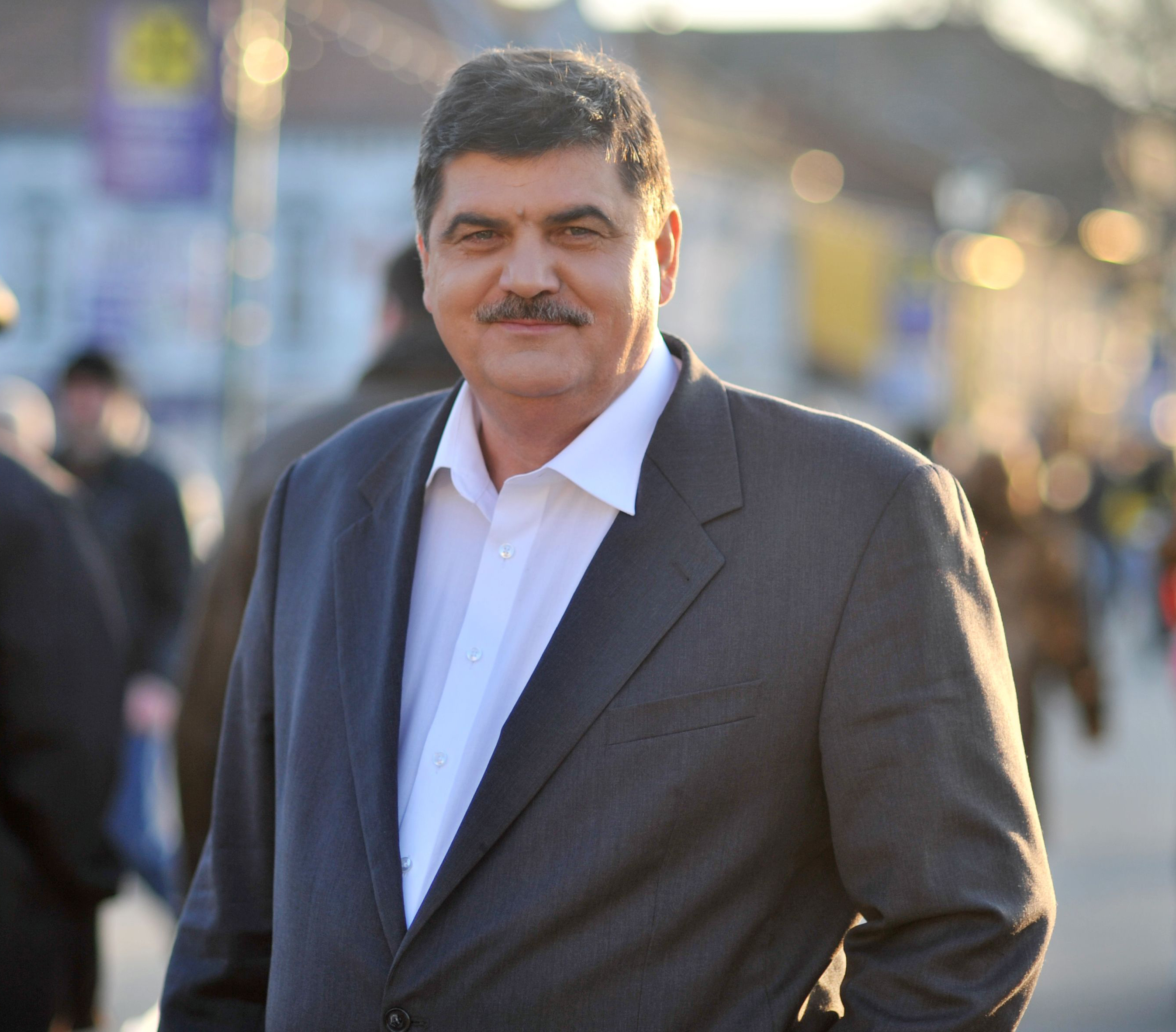 Передвиборчий креатив по-ужгородськи: "Бери ручку – голосуй за Чучку, верни ручку, якщо ти не за Чучку!" Передвиборчий креатив по-ужгородськи: "Бери ручку – голосуй за Чучку, верни ручку, якщо ти не за Чучку!"