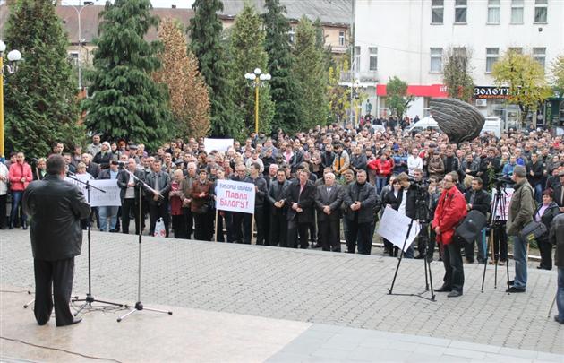 У Хусті мітингують проти фальсифікації на 71 виборчому окрузі (ФОТО) У Хусті мітингують проти фальсифікації на 71 виборчому окрузі (ФОТО)