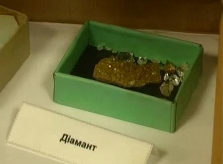 У кабінеті-музеї географічного факультету УжНУ є навіть золото і діаманти (ВІДЕО) У кабінеті-музеї географічного факультету УжНУ є навіть золото і діаманти (ВІДЕО)