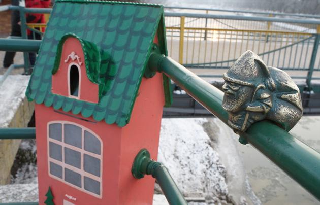 В Ужгороді машина збила Миколайчика (ФОТО) В Ужгороді машина збила Миколайчика (ФОТО)