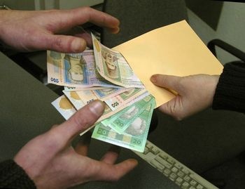 На хабарі в сумі 4 тисячі гривень спіймали в.о. директора "Закарпатського центру родючості" На хабарі в сумі 4 тисячі гривень спіймали в.о. директора "Закарпатського центру родючості"
