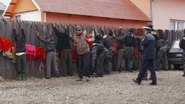 У сусідній із Закарпаттям Румунії близько 100 ромів влаштували масову бійку на сокирах, вилах і косах У сусідній із Закарпаттям Румунії близько 100 ромів влаштували масову бійку на сокирах, вилах і косах