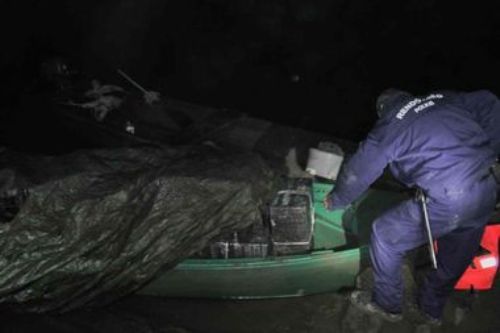 Угорські прикордонники виявили катер з великою кількістю контрабанди, що приплив із Закарпаття Угорські прикордонники виявили катер з великою кількістю контрабанди, що приплив із Закарпаття
