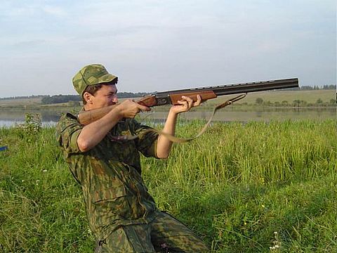 На полюванні чоловік випадково влучив у свого товариша На полюванні чоловік випадково влучив у свого товариша