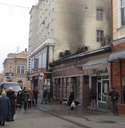 В центрі Ужгорода згорів бар і магазин (ФОТО) В центрі Ужгорода згорів бар і магазин (ФОТО)