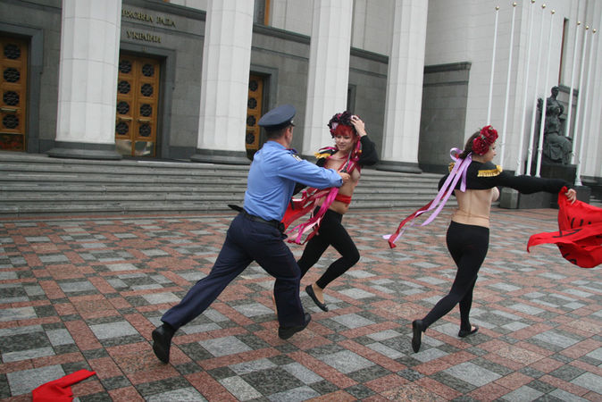 Через Femen Павло Балога та Василь Петьовка не змогли вчасно потрапити до Ради Через Femen Павло Балога та Василь Петьовка не змогли вчасно потрапити до Ради