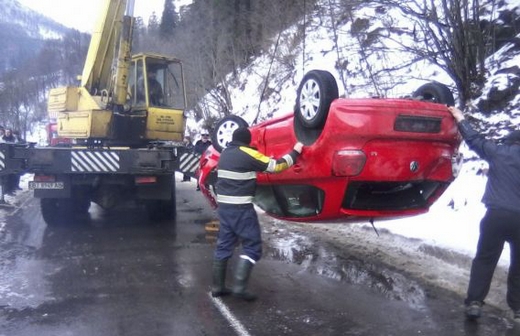 Через слизьку дорогу авто злетіло у річку (ФОТО) Через слизьку дорогу авто злетіло у річку (ФОТО)