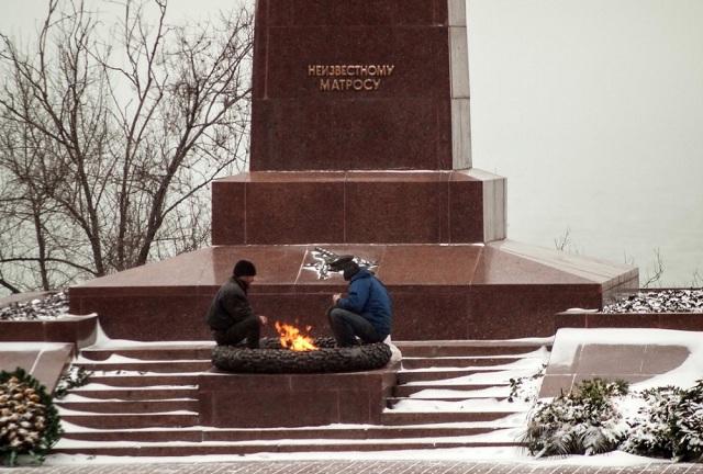 В Одесі на Вічному вогні бомжі напідпитку вирішили приготувати закуску В Одесі на Вічному вогні бомжі напідпитку вирішили приготувати закуску