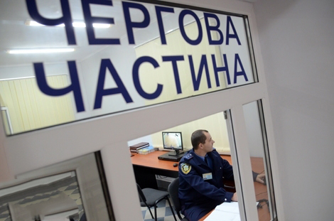 Намагаючись втекти з міськвідділу міліції злочинець впав з четвертого поверху Намагаючись втекти з міськвідділу міліції злочинець впав з четвертого поверху
