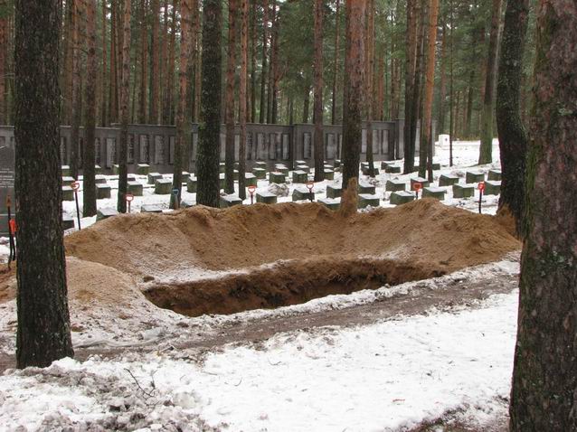 Жінка не стала влаштовувати похорони, а просто закопала свою матір на городі Жінка не стала влаштовувати похорони, а просто закопала свою матір на городі