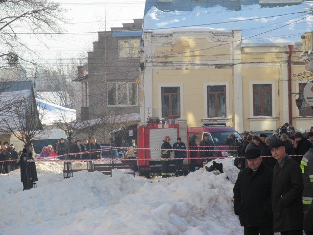 В Чернівцях колишній військовий підірвав медуніверситет В Чернівцях колишній військовий підірвав медуніверситет