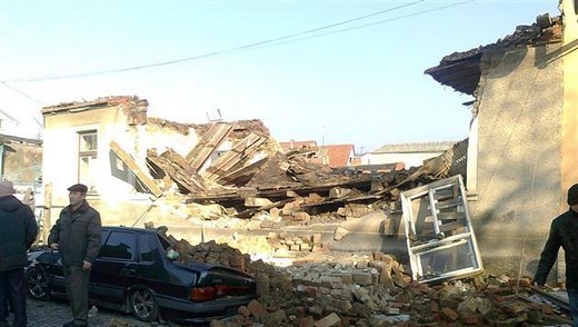 У Мукачеві біля Зеленого ринку будинок обвалився на автомобіль (ФОТО) У Мукачеві біля Зеленого ринку будинок обвалився на автомобіль (ФОТО)