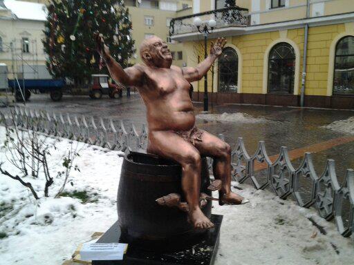 Вандали спаплюжили скульптуру "Бахуса" (ФОТОФАКТ) Вандали спаплюжили скульптуру "Бахуса" (ФОТОФАКТ)