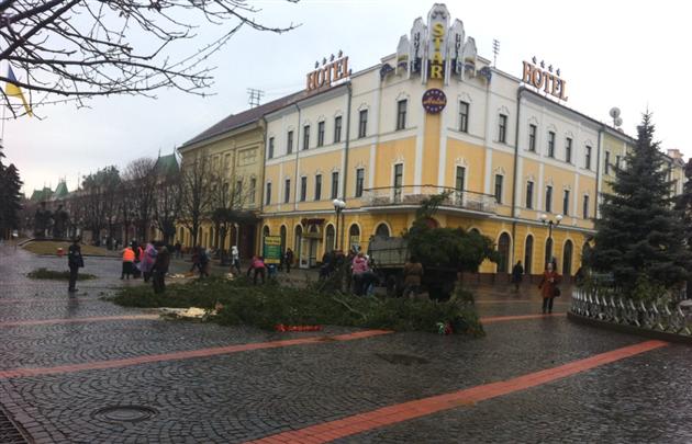 Свято скінчилось: у Мукачеві розібрали головну ялинку міста (ФОТО) Свято скінчилось: у Мукачеві розібрали головну ялинку міста (ФОТО)