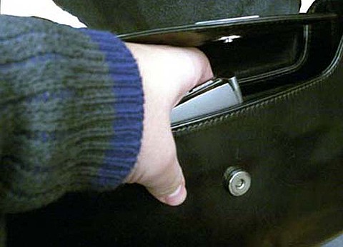 В ужгородській маршрутні від жінки вкрали 1100 гривень, 50 доларів і банківську картку В ужгородській маршрутні від жінки вкрали 1100 гривень, 50 доларів і банківську картку