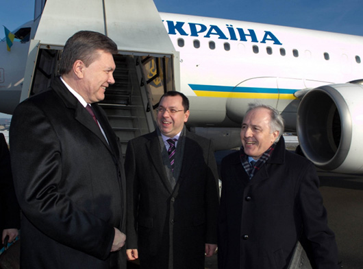 Закарпатець за походженням, а нині Посол України у Швейцарії та Ліхтенштейні першим зустрічав Януковича у Давосі Закарпатець за походженням, а нині Посол України у Швейцарії та Ліхтенштейні першим зустрічав Януковича у Давосі