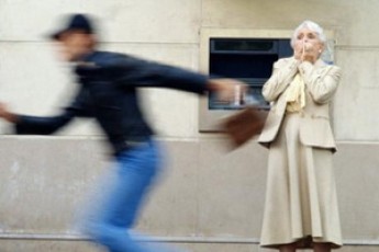 В Ужгороді посеред вулиці від жінки з рук крадій вирвав сумочку В Ужгороді посеред вулиці від жінки з рук крадій вирвав сумочку