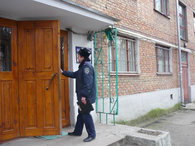 Мукачівські міліціонери проводять профілактичну бесіду з раніше засудженими Мукачівські міліціонери проводять профілактичну бесіду з раніше засудженими