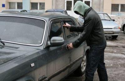 У Мукачеві серед білого дня у чоловіка з машини вкрали 4 тисячі доларів У Мукачеві серед білого дня у чоловіка з машини вкрали 4 тисячі доларів