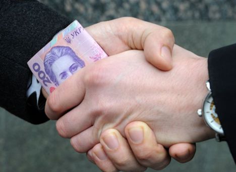 У Мукачеві правоохоронці затримали на хабарі директора аграрного ліцею У Мукачеві правоохоронці затримали на хабарі директора аграрного ліцею