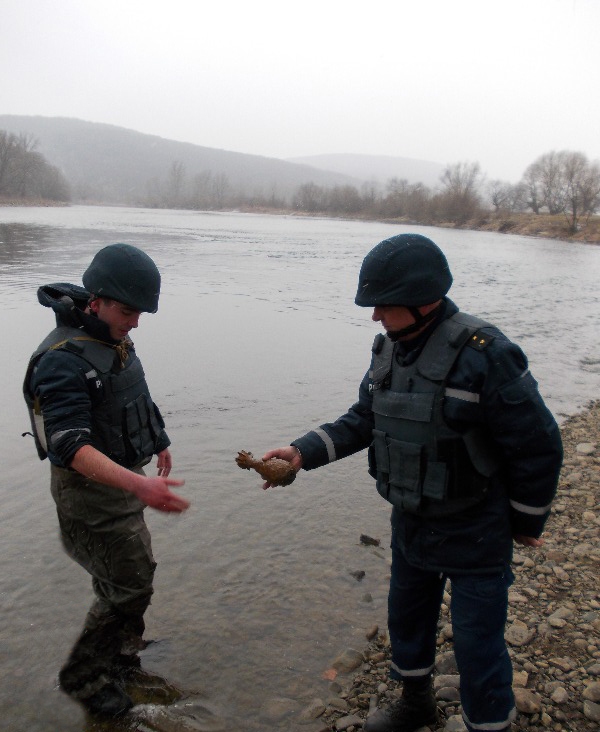 Ужгородський район: чоловік під час моржування знайшов вибухівку (ФОТО) Ужгородський район: чоловік під час моржування знайшов вибухівку (ФОТО)