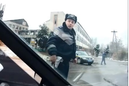 "Дорожній Контроль" зафільмував хамство та погрози закарпатського ДАІшника (ВІДЕО) "Дорожній Контроль" зафільмував хамство та погрози закарпатського ДАІшника (ВІДЕО)
