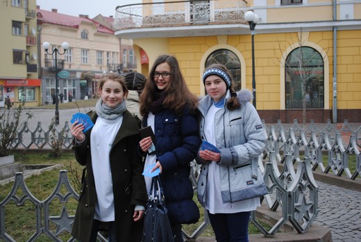 Мукачівцям активно пропонують замінити цигарки на ковзани (ФОТО) Мукачівцям активно пропонують замінити цигарки на ковзани (ФОТО)