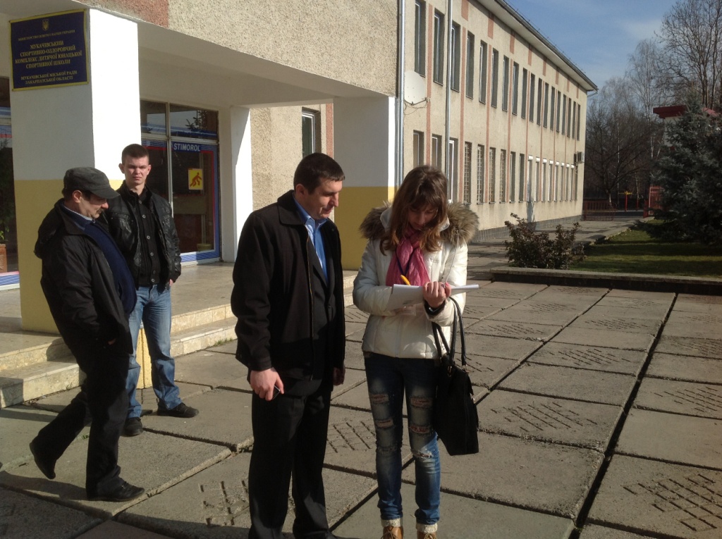 У Мукачеві при виході із дільниць роблять соціологічне опитування (ФОТОФАКТ) У Мукачеві при виході із дільниць роблять соціологічне опитування (ФОТОФАКТ)
