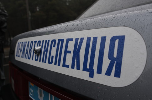 В Ужгороді Daewoo Lanos в’їхав у автомобіль патрульної служби В Ужгороді Daewoo Lanos в’їхав у автомобіль патрульної служби