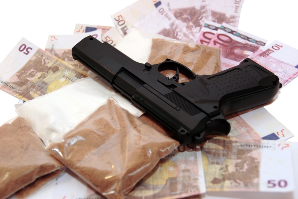 У Мукачеві міліція вилучила у водія ВАЗу 3 пістолети, 7 грамів марихуани, 8 шприців із наркотичною речовиною… і відпустила його У Мукачеві міліція вилучила у водія ВАЗу 3 пістолети, 7 грамів марихуани, 8 шприців із наркотичною речовиною… і відпустила його