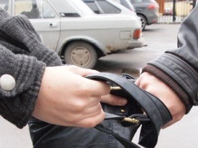 У Мукачеві посеред вулиці зловмисник вкрав від пенсіонерки сумку У Мукачеві посеред вулиці зловмисник вкрав від пенсіонерки сумку