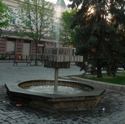 Фонтан в центрі Мукачева потопає у смітті (ФОТОФАКТ) Фонтан в центрі Мукачева потопає у смітті (ФОТОФАКТ)