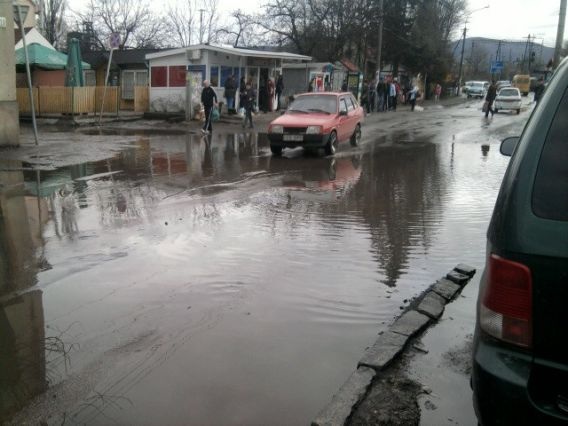 Центральну вулицю Перечина підтопило (ФОТО) Центральну вулицю Перечина підтопило (ФОТО)