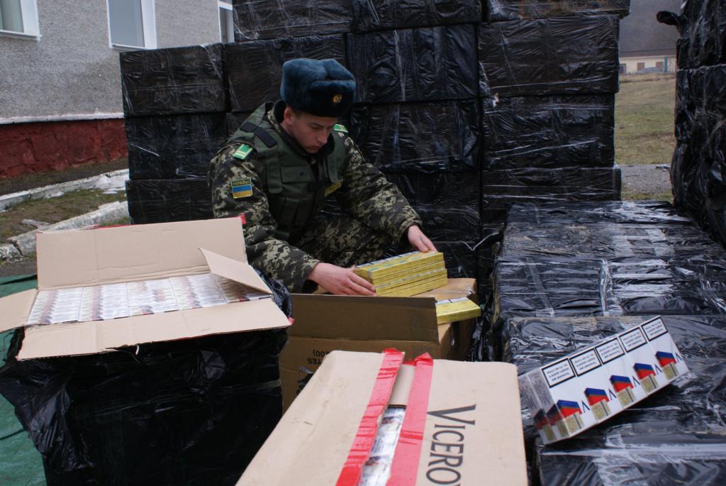 Прикордонники Мукачівського загону виявили 10 тисяч пачок контрабандних сигарет Прикордонники Мукачівського загону виявили 10 тисяч пачок контрабандних сигарет
