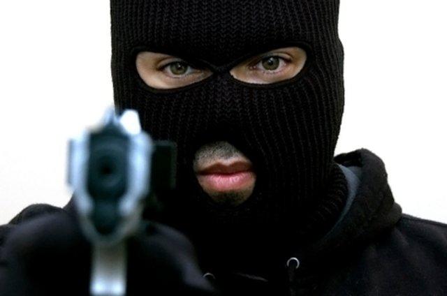 У Рахові невідомі в масках напали на суддю районного суду У Рахові невідомі в масках напали на суддю районного суду