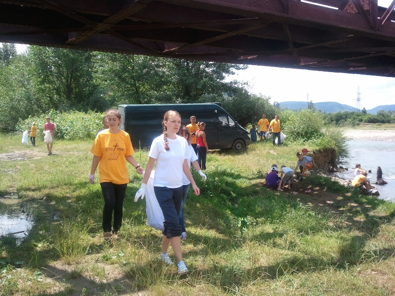 Прибиранням берегу Ріки в Хусті зайнялися волонтери