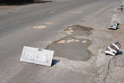 Жителі села Кольчино самотужки борються з ямами на дорогах за допомогою цементу та будівельного сміття (ФОТОФАКТ)