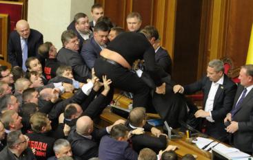 У Київраді депутати побилися через зовнішній вигляд(ВІДЕО)